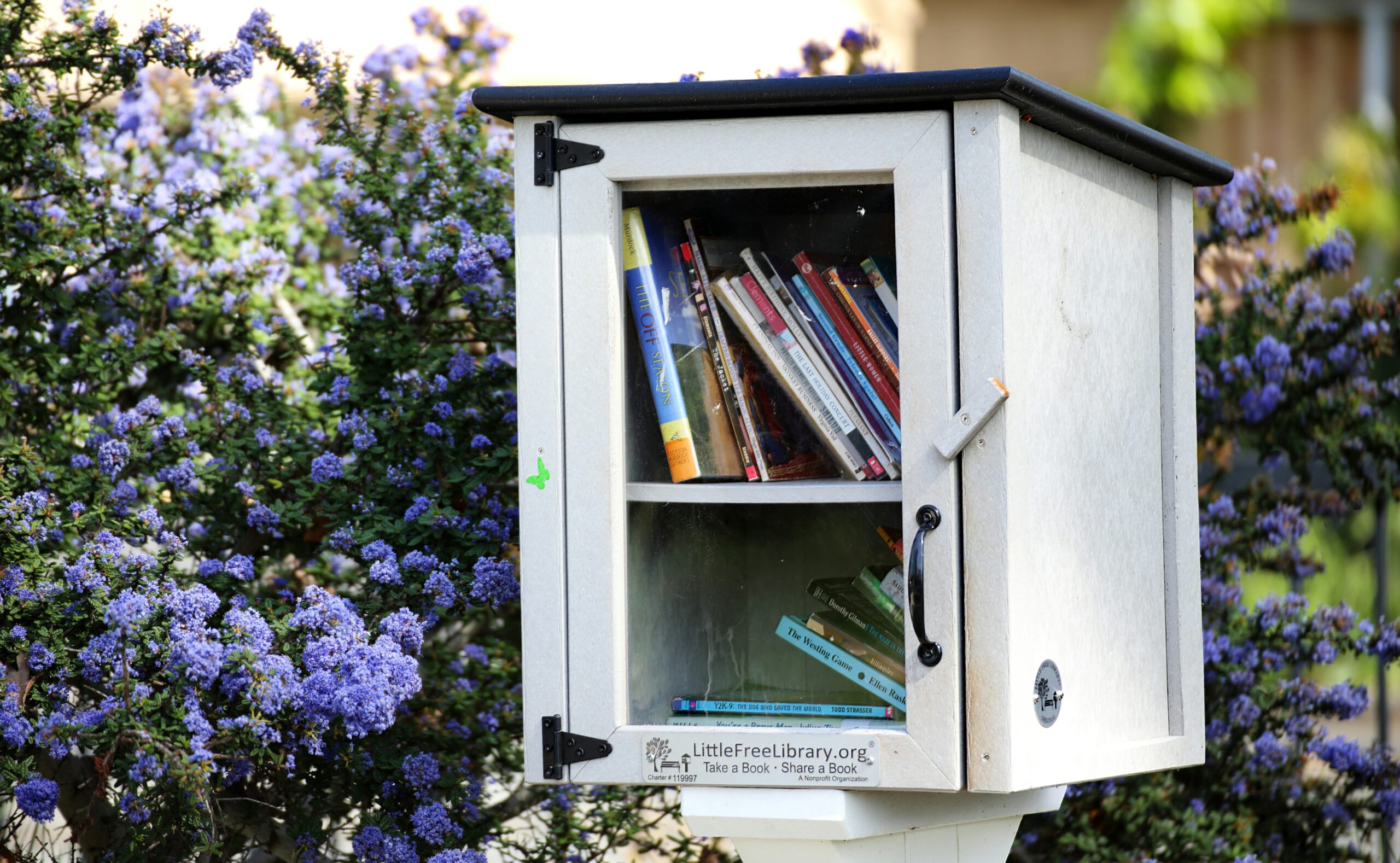 유아학비 (누리과정) 지원,a white mailbox with a bunch of books in it