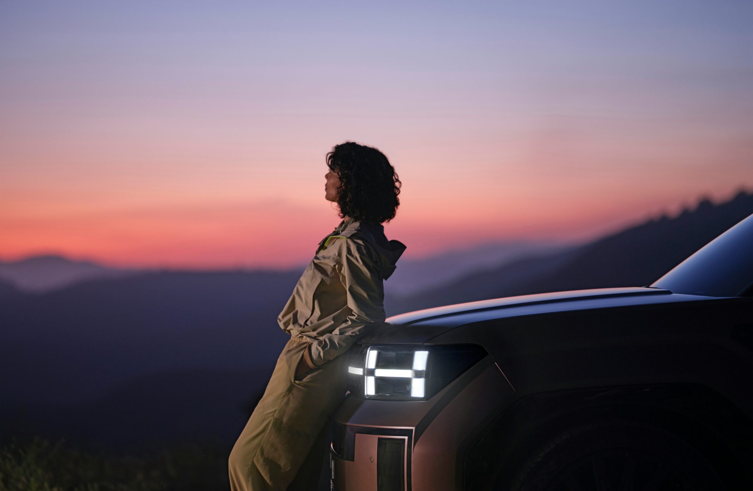 리볼트,오직, 전기차를 위한 기술 인증 중고차,a woman sitting on the hood of a car