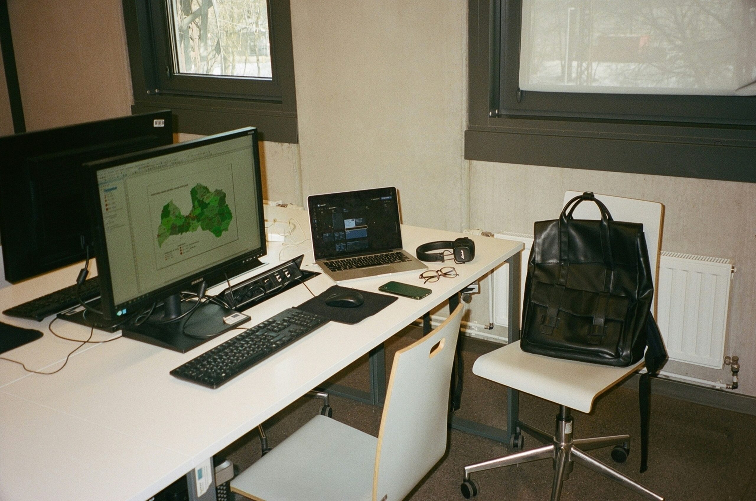 에어클래스 AIR KLASS, a white desk with a laptop and a computer on it