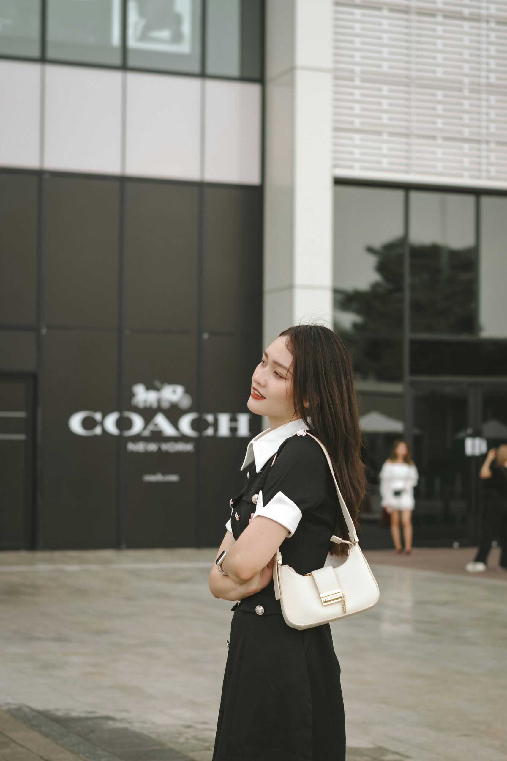 퀸잇, 멋진 어른들의 패션 스타일링샵, a woman standing in front of a building