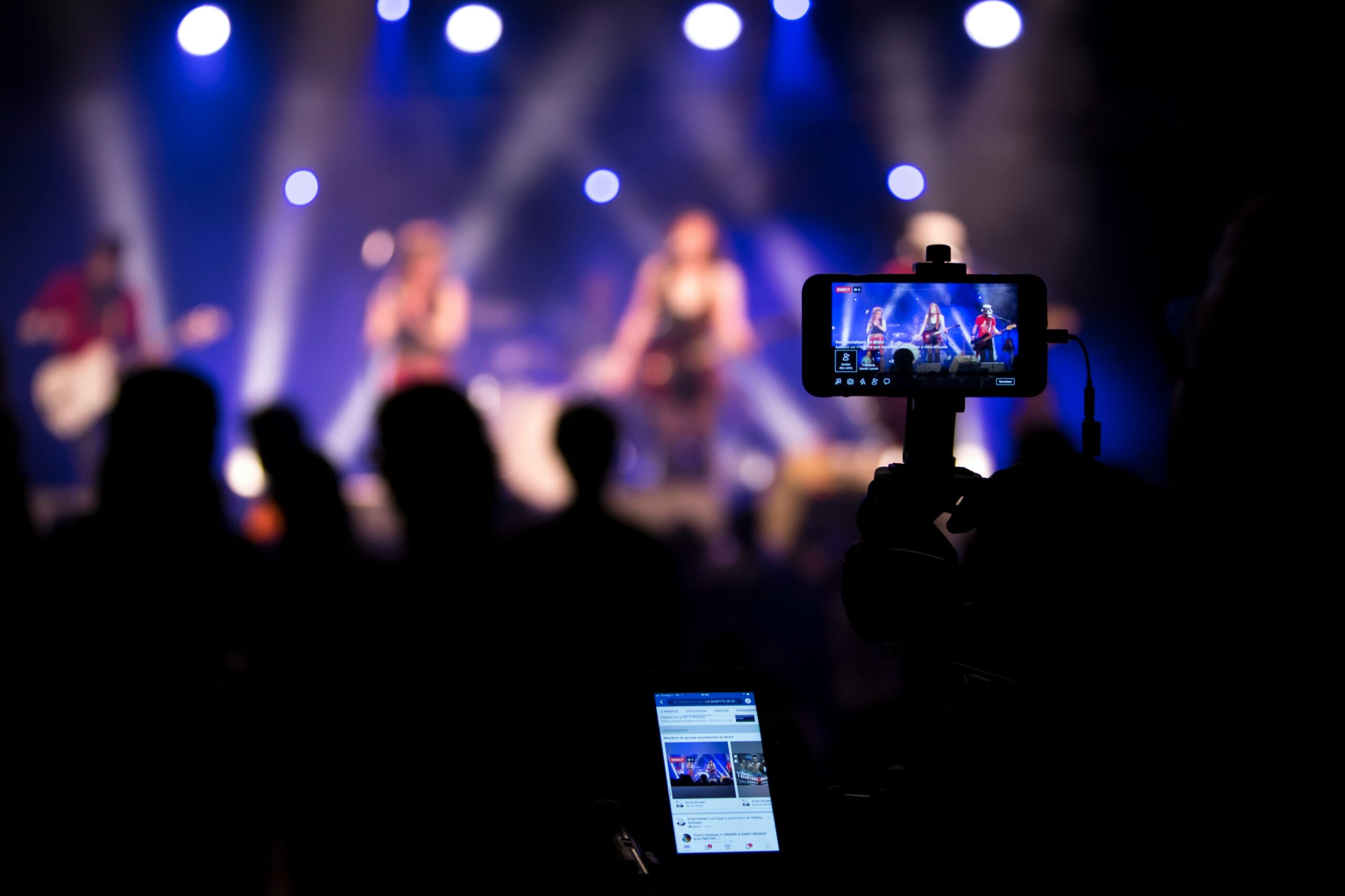 삼성 TV 플러스,people taking videos during concert