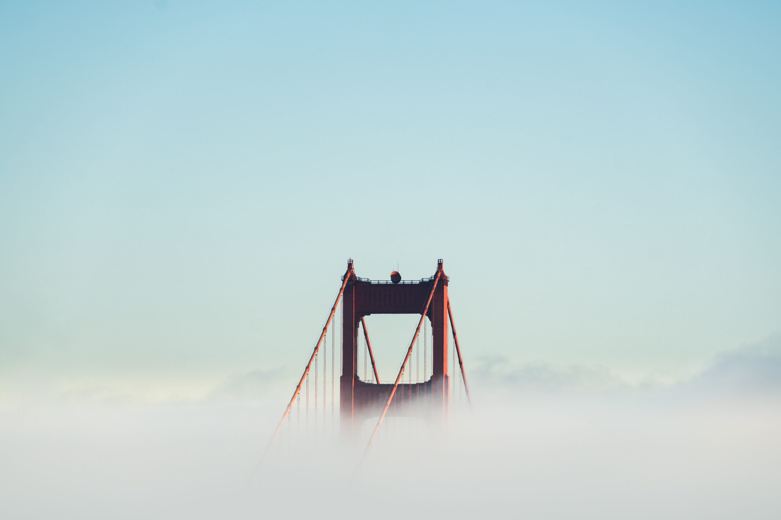 카약(Kayak)으로 여행 준비하기: 항공권, 호텔, 렌터카 검색의 모든 것, red concrete bridge surrounded by clouds